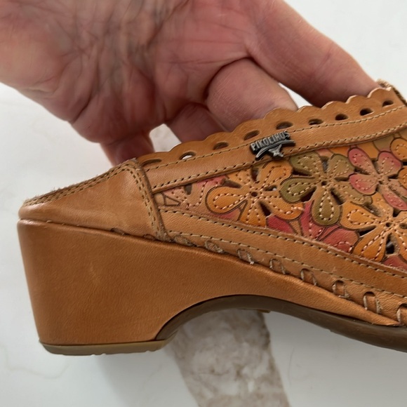 VGUC Pikolinos Romana tan with pink & green floral appliqué low heel mules - Picture 4 of 8